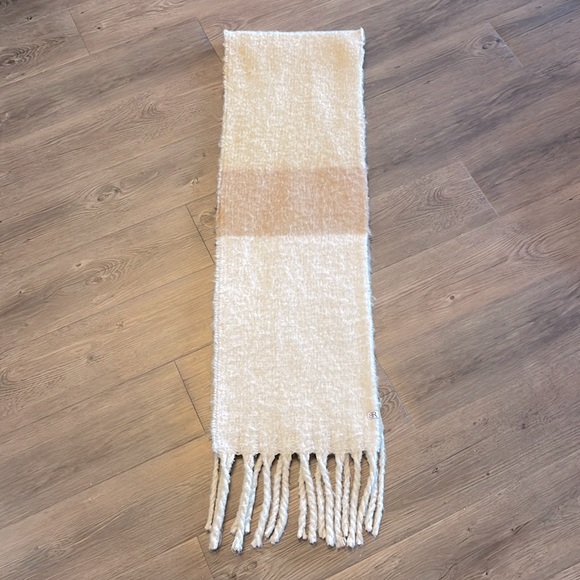 Banana Republic Faux Mohair Oversized Scarf - Picture 4 of 8